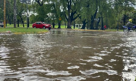 Así se encontraba calle Junín en adyacencias al Parque Garay, en el momento en que más llovió este martes en Santa Fe. Así se encontraba calle Junín en adyacencias al Parque Garay, en el momento en que más llovió este martes en Santa Fe.