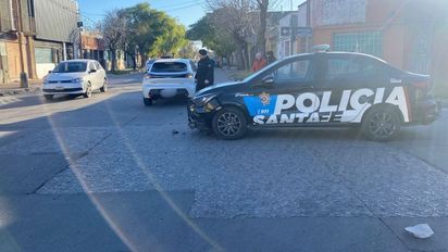 Un oficial que manejaba un patrullero por barrio Roma chocó contra un auto