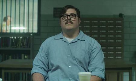 La serie retrata los orígenes del análisis criminal del FBI y las entrevistas con asesinos seriales reales. La serie retrata los orígenes del análisis criminal del FBI y las entrevistas con asesinos seriales reales.