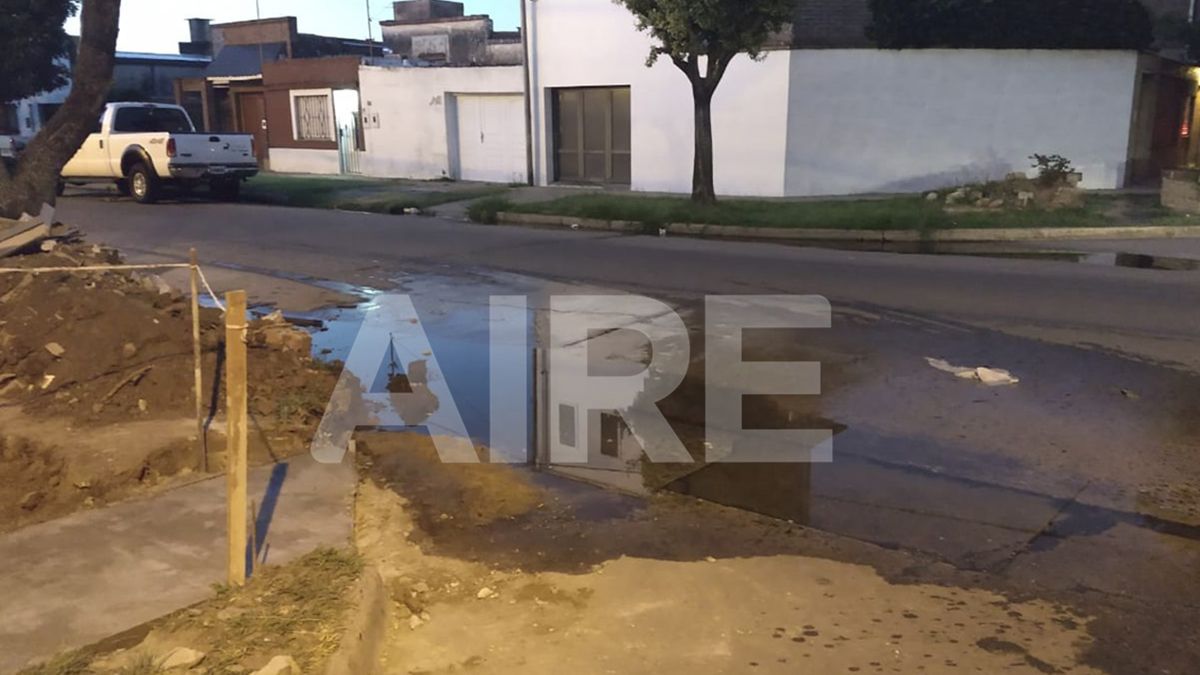 Unas 20 familias del barrio Ciudadela sufren las consecuencia de un caño de agua roto que genera la falta de suministro en algunas viviendas y la falta de presión en otras.