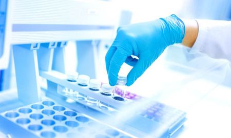 Los adultos mayores tienen un mayor riesgo con el coronavirus y deben considerarse una prioridad para la inmunización. Los adultos mayores tienen un mayor riesgo con el coronavirus y deben considerarse una prioridad para la inmunización.