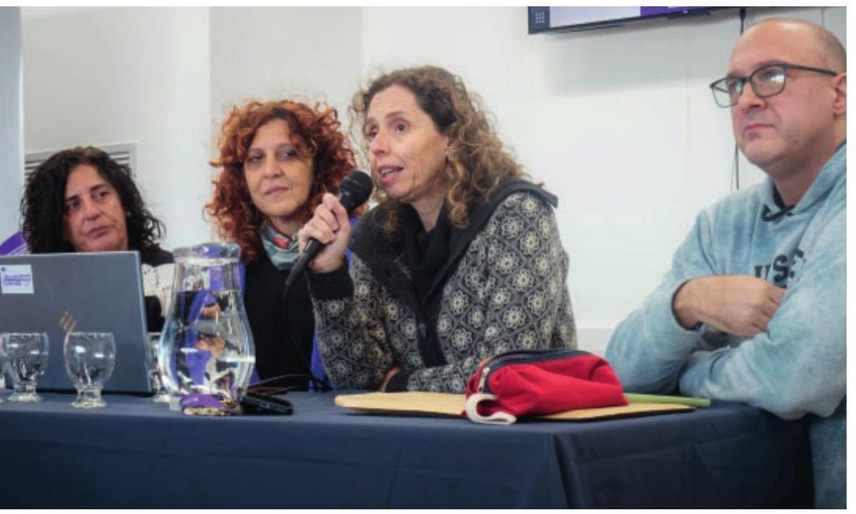 Florencia Rovetto, del Área de Géneros y Sexualidades de la UNR; Mariángeles Camusso, de la Facultad de Ciencias Políticas y Relaciones Internacioles, Cintia Pinillos, decana de la Facultad y el director de la carrera de Ciencias Políticas, Esteban Iglesias. Florencia Rovetto, del Área de Géneros y Sexualidades de la UNR; Mariángeles Camusso, de la Facultad de Ciencias Políticas y Relaciones Internacioles, Cintia Pinillos, decana de la Facultad y el director de la carrera de Ciencias Políticas, Esteban Iglesias.