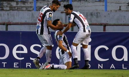 El Ferroviario consiguió un gran triunfo como visitante ante Aldosivi en Mar del Plata, para convertirse en uno de los momentáneos escoltas de Colón. El Ferroviario consiguió un gran triunfo como visitante ante Aldosivi en Mar del Plata, para convertirse en uno de los momentáneos escoltas de Colón.