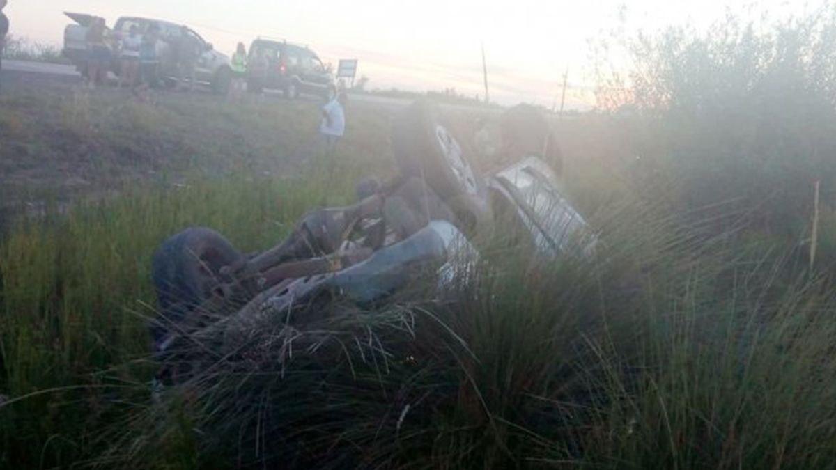 La camioneta volcó en la ruta provincial 2