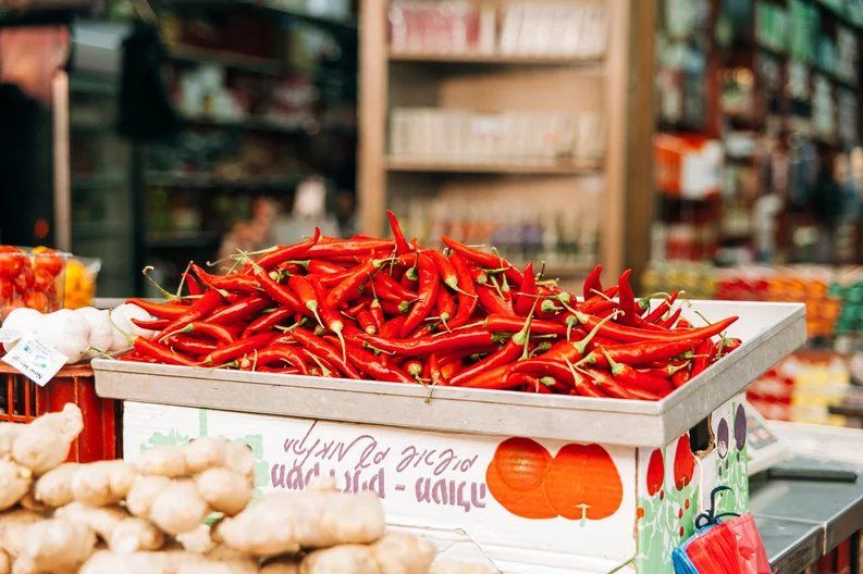 El chile tiene propiedades antiinflamatorias, antioxidantes y reguladoras de glucosa por la capsaicina, que es el compuesto que le da el sabor picante.