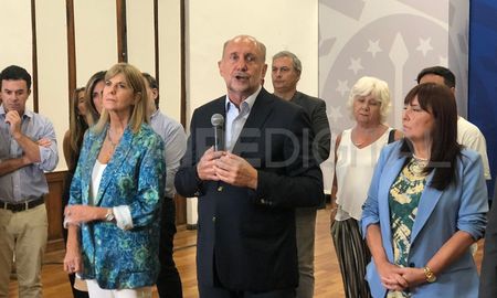 El gobernador Perotti repudió los dichos de Aníbal Fernández, elevó reclamos al Congreso y anunció la creación de un comité de expertos en Seguridad. El gobernador Perotti repudió los dichos de Aníbal Fernández, elevó reclamos al Congreso y anunció la creación de un comité de expertos en Seguridad.