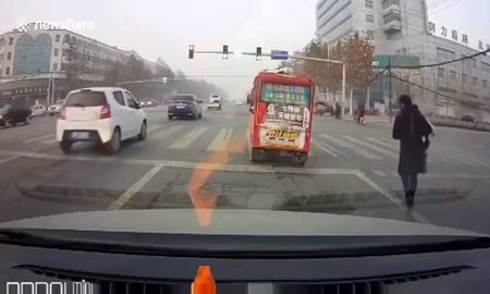 desesperante: un nino se salva por centimetros de ser aplastado por un colectivo tras caer de un vehiculo en plena ruta desesperante: un nino se salva por centimetros de ser aplastado por un colectivo tras caer de un vehiculo en plena ruta