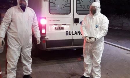 Las autoridades sanitarias que intervinieron en el momento de la detención delos cuatro santiagueños. Las autoridades sanitarias que intervinieron en el momento de la detención delos cuatro santiagueños.
