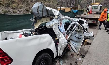 Una roca se desprendió en Perú y aplastó una camioneta con turistas. Una roca se desprendió en Perú y aplastó una camioneta con turistas.