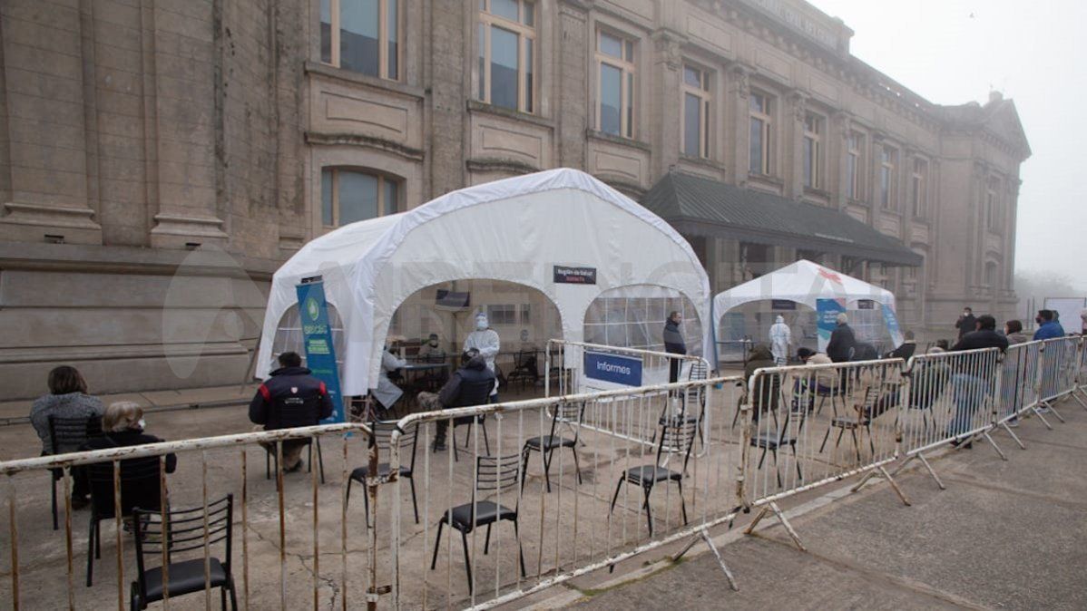 El operativo de testeo masivo este frío martes a la mañana en la Estación Belgrano.