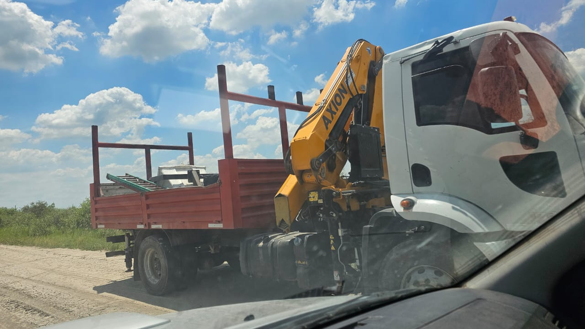 Vecinos colaboraron para levantar los postes de luz caídos. Vecinos colaboraron para levantar los postes de luz caídos.