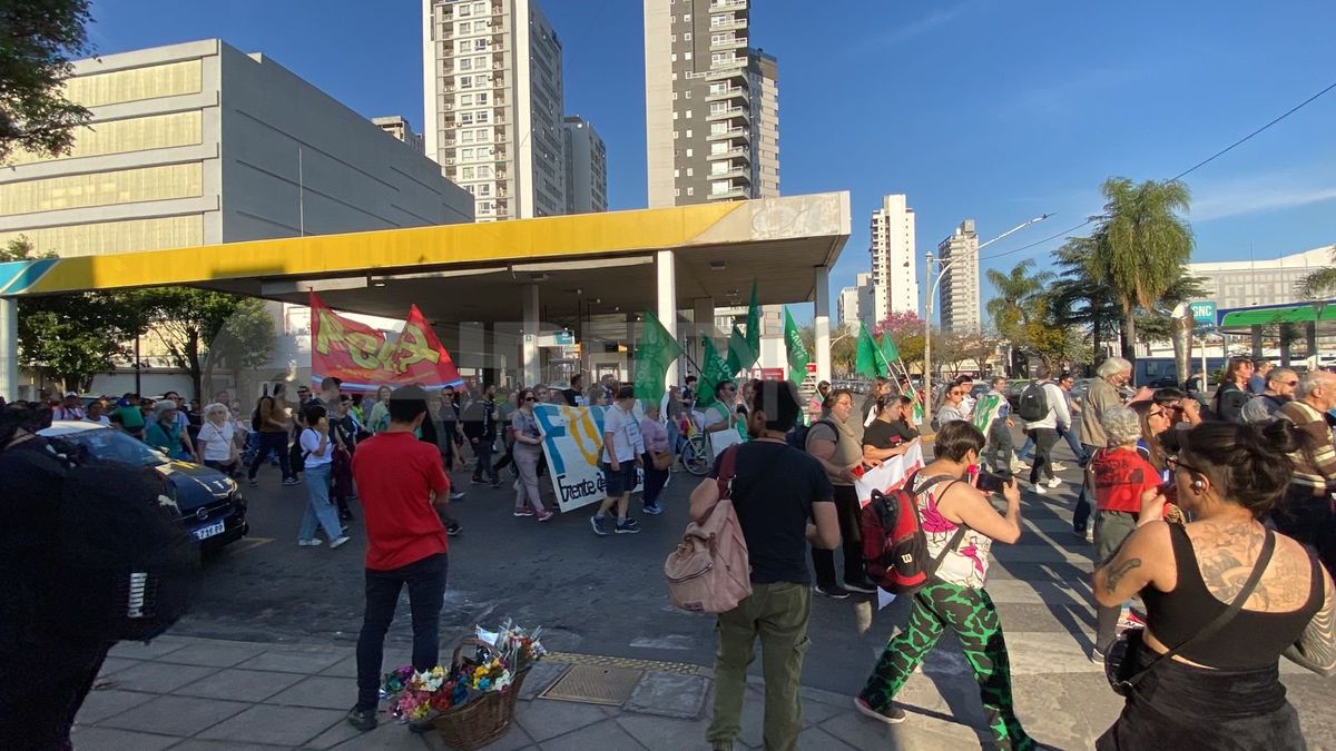 La marcha comenzó en calle 25 de mayo, luego siguió por Bulevar Gálvez, hasta calle 1.° de mayo, en dirección hacia el colegio Industrial. La marcha comenzó en calle 25 de mayo, luego siguió por Bulevar Gálvez, hasta calle 1.° de mayo, en dirección hacia el colegio Industrial.