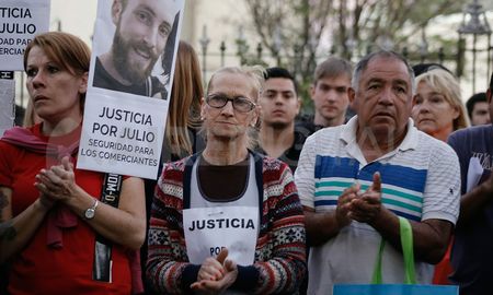 El asesinato de Julio Cabal, ocurrido en septiembre de 2019, conmocionó a la sociedad santafesina que salió masivamente a las calles para exigir más seguridad. El asesinato de Julio Cabal, ocurrido en septiembre de 2019, conmocionó a la sociedad santafesina que salió masivamente a las calles para exigir más seguridad.