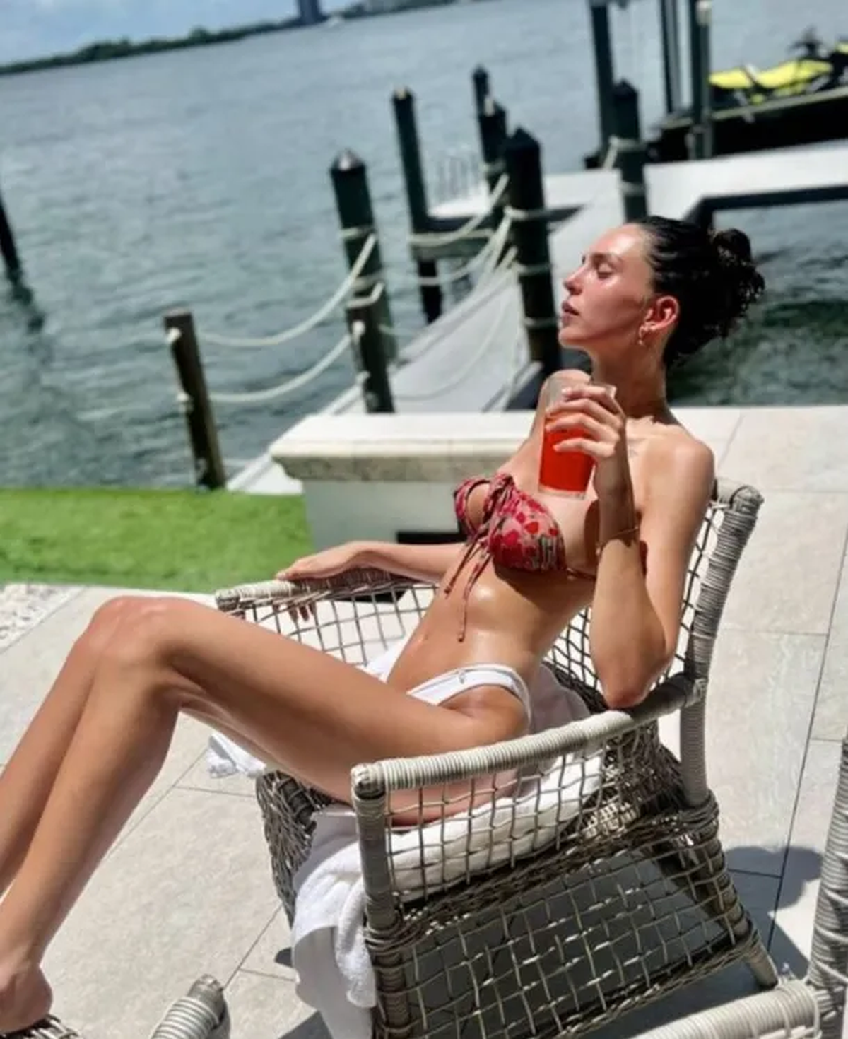 La foto de Juanita Tinelli tomando sol con una microbikini. La foto de Juanita Tinelli tomando sol con una microbikini.