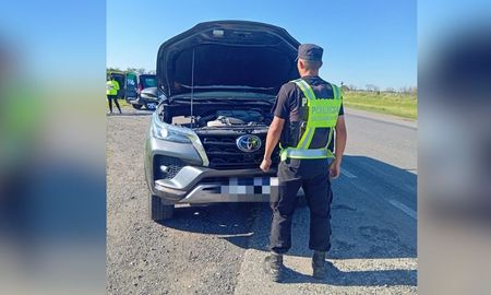 Un policía fue arrastrado unos 60 metros por el conductor de una camioneta que huyó de un control sobre la Ruta Nacional 34. Un policía fue arrastrado unos 60 metros por el conductor de una camioneta que huyó de un control sobre la Ruta Nacional 34.