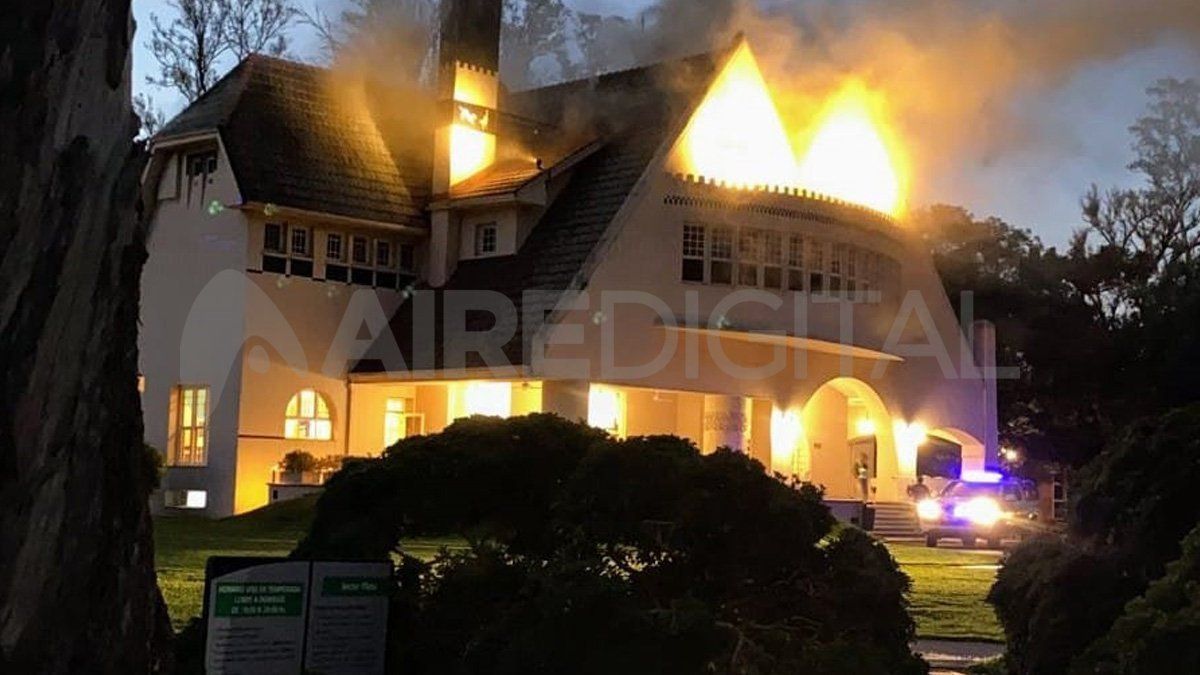 El fuego se inició en el techo pero rápidamente se propagó hacia el resto del club house.