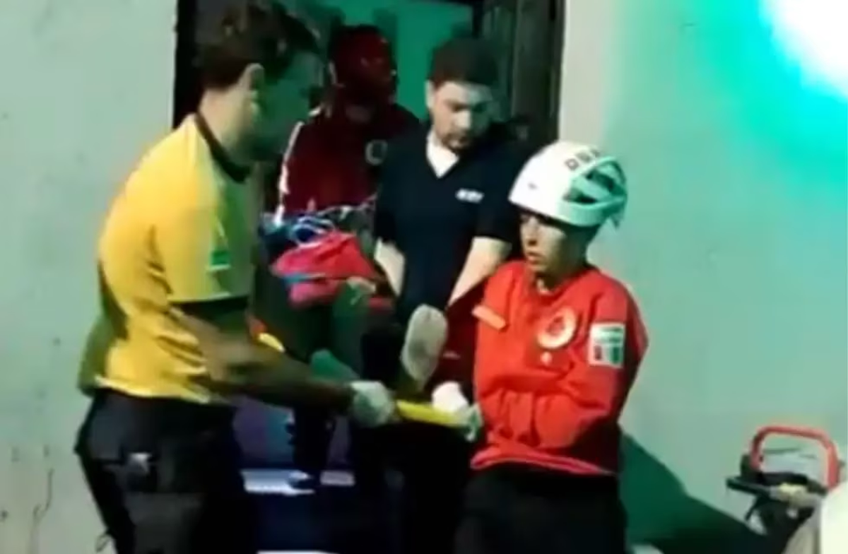 Sufrió una amputación parcial. Tras dos horas, los bomberos lograron liberarlo. Ocurrió en un local de Alberdi. 