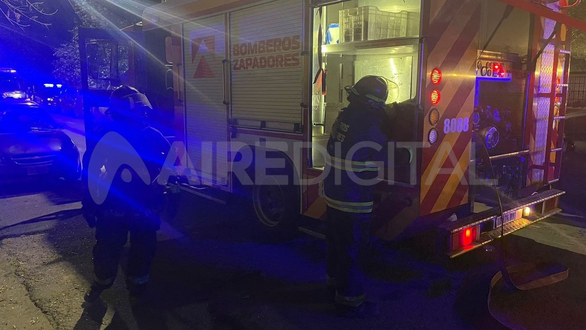 Bomberos Zapadores sofocaron el foco que se generó tras el incendio de un colchón. Bomberos Zapadores sofocaron el foco que se generó tras el incendio de un colchón.