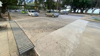 Los autos ya pueden circulan con normalidad por Avenida Almirante Brown con sentido norte-sur, a la altura de Calcena.