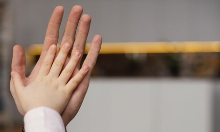 Aire de Santa Fe | prevenir maltrato infantil niño adulto mano adopción _freepik _9x16.jpg