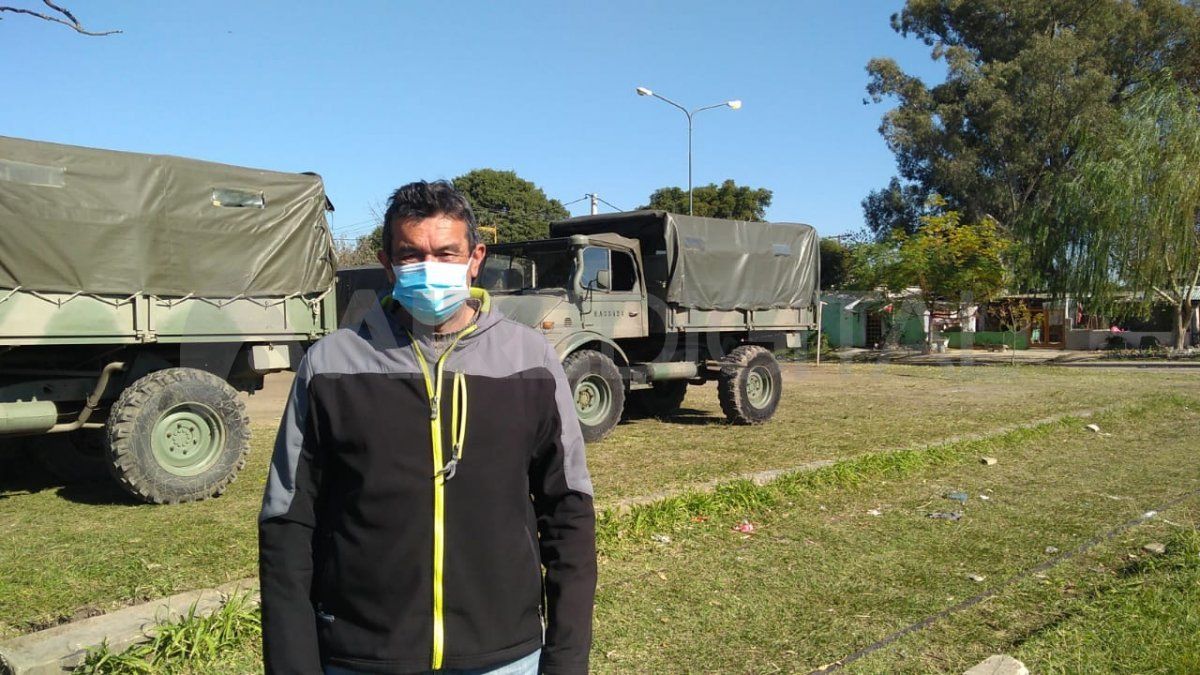“La entrega es casa por casa. El barrio se divide en sectores y cada sector tiene su recorrido. Los voluntarios van acompañados por gente del Ministerio de Desarrollo Social y militantes de las organizaciones sociales