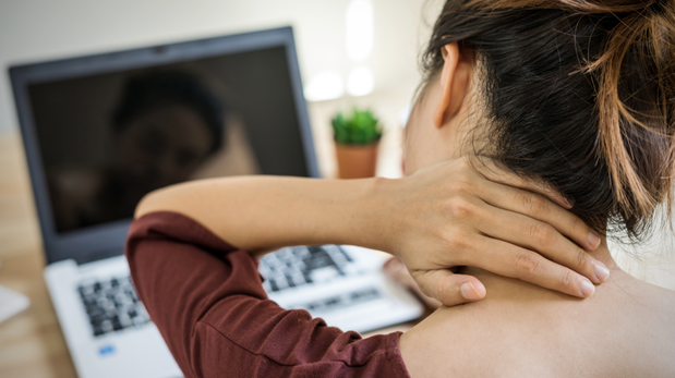 ¿Te duele el cuello por el frío o el celular?: claves y ejercicios para corregir la postura y evitar el dolor de cabeza
