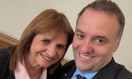 La jefa del bloque de senadores de La Libertad Avanza, Patricia Bullrich, sostuvo este miércoles que el jefe de Gabinete, Manuel Adorni, tiene que presentar su declaración jurada “de manera inmediata”. La jefa del bloque de senadores de La Libertad Avanza, Patricia Bullrich, sostuvo este miércoles que el jefe de Gabinete, Manuel Adorni, tiene que presentar su declaración jurada “de manera inmediata”.