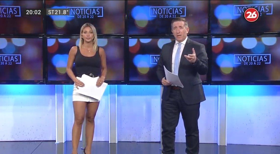 Sol Pérez como conductora del noticiero de Canal 26.