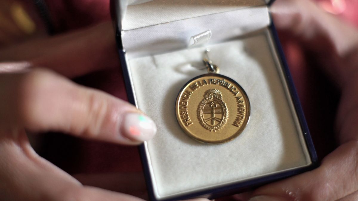 En sus primeros años en Argentina, el padrinazgo tenía un carácter meramente simbólico. El Estado otorgaba una medalla recordatoria y una representación oficial en el bautismo. En sus primeros años en Argentina, el padrinazgo tenía un carácter meramente simbólico. El Estado otorgaba una medalla recordatoria y una representación oficial en el bautismo. 