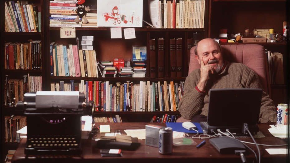 “Yo no necesito ganarme la vida con el periodismo, pero fue mi primer trabajo y es uno de los más difíciles de dejar, es algo así como un vicio que me distiende del solitario oficio de la literatura” . Foto: Gentileza Cedoc.