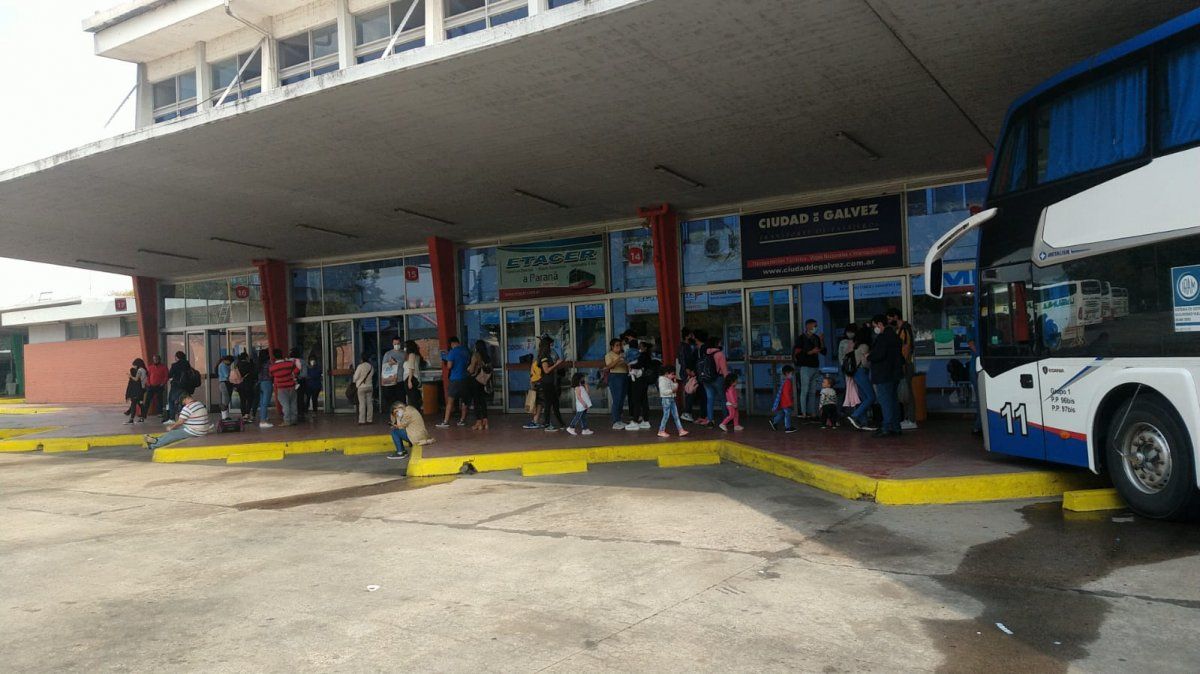 Una larga cola de pasajeros se registró este domingo en la terminal de ómnibus santafesina.