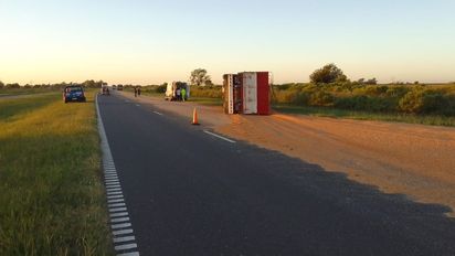 Choque entre camiones en la autopista Rosario–Santa Fe: uno volcó y quedó cereal sobre la banquina