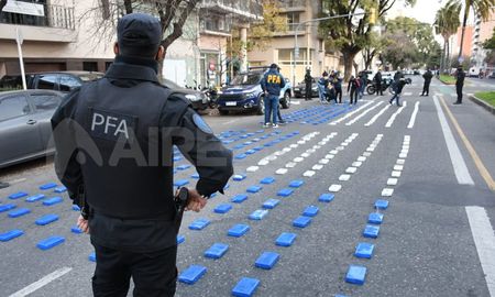 En el interior de un vehículo BMW X5 se hallaron 369 panes de cocaína.