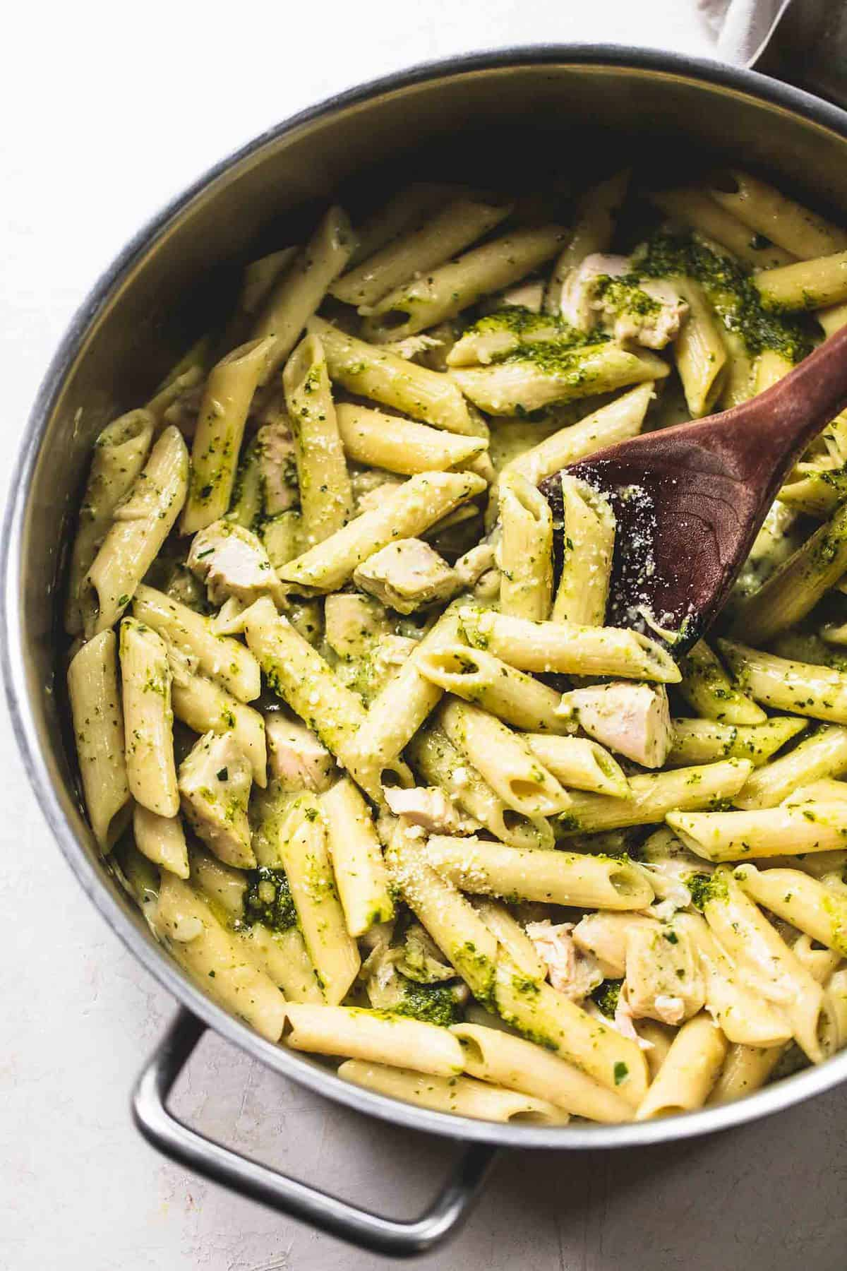 El pesto suele usarse para acompañar pastas. El pesto suele usarse para acompañar pastas.