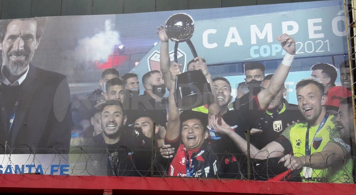 Colón actualizó la fachada del Cementerio de los Elefantes con imágenes de la consagración en la Copa de la Liga.