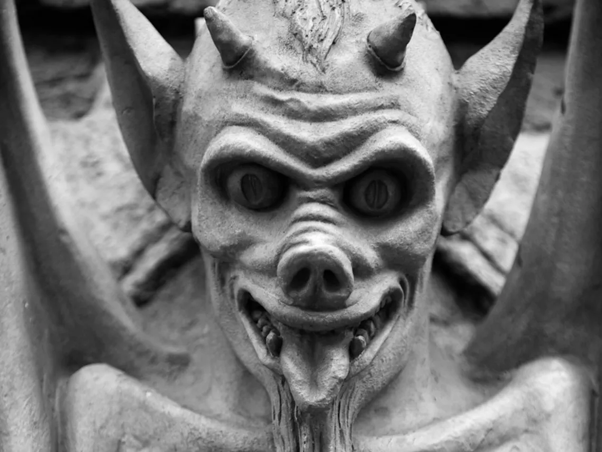 Los demonios emiten olores desagradables.