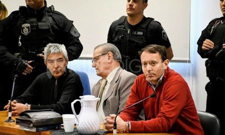 Valdés (izquierda y con buzo negro) y Higinio Bellaggio (derecha con poluver rojo) el día que quedaron detenidos con prisión preventiva. Valdés (izquierda y con buzo negro) y Higinio Bellaggio (derecha con poluver rojo) el día que quedaron detenidos con prisión preventiva.