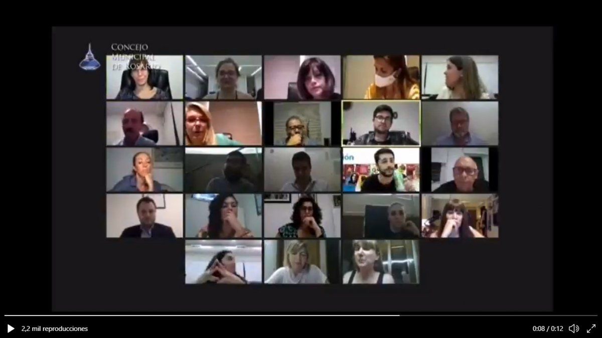 El concejal Pedro Salinas estuvo a punto de tomar cerveza en medio de la sesión.&nbsp;