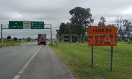 Se desplomó un cartel indicador en la Autopista Rosario - Santa Fe, a la altura de Barrancas. Imagen ilustrativa. Se desplomó un cartel indicador en la Autopista Rosario - Santa Fe, a la altura de Barrancas. Imagen ilustrativa.