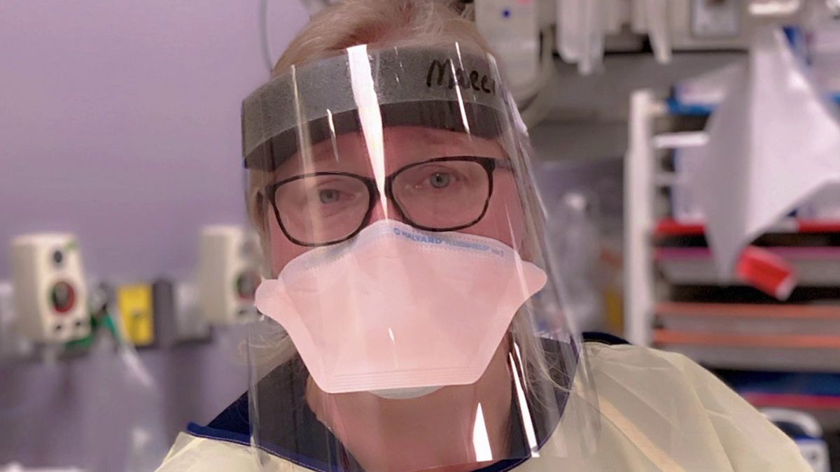 Jóvenes diseñadores industriales hacen protectores faciales para los trabajadores de la Salud