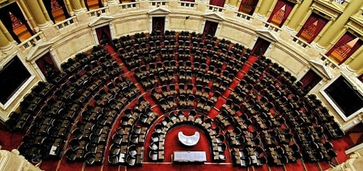 El Poder Legislativo es ejercido en la República Argentina por el Congreso Nacional, que está compuesto por dos cámaras: la de Diputados y la de Senadores.