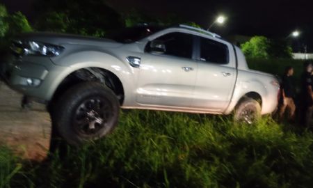 La camioneta terminó chocando contra un árbol tras la persecución en el noreste de Santa Fe. La camioneta terminó chocando contra un árbol tras la persecución en el noreste de Santa Fe.