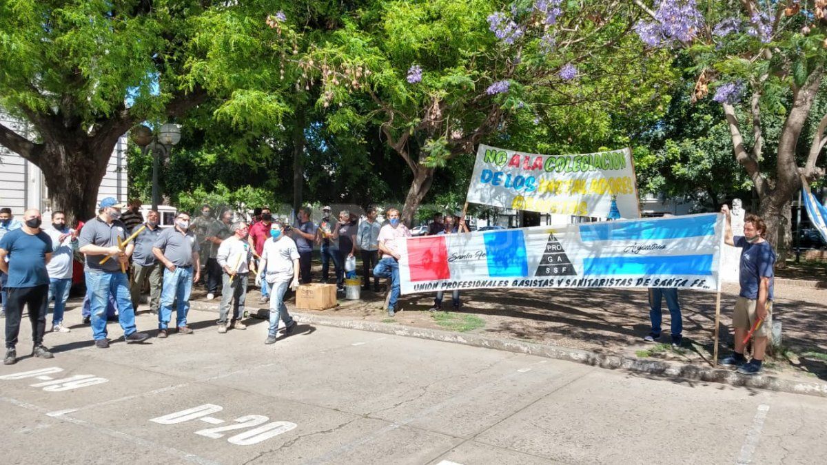 Este jueves un nutrido grupo de gasistas y sanitaristas se manifestó en la explanada de la Legislatura santafesina en forma pacífica