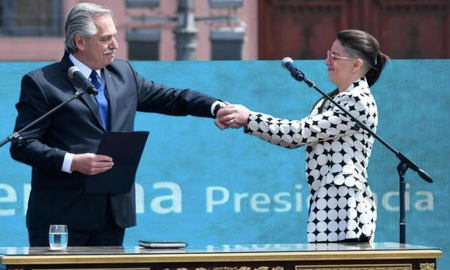 El presidente Alberto Fernández se solidarizó este sábado con la ministra de las Mujeres, Géneros y Diversidad, Ayelén Mazzina. El presidente Alberto Fernández se solidarizó este sábado con la ministra de las Mujeres, Géneros y Diversidad, Ayelén Mazzina.
