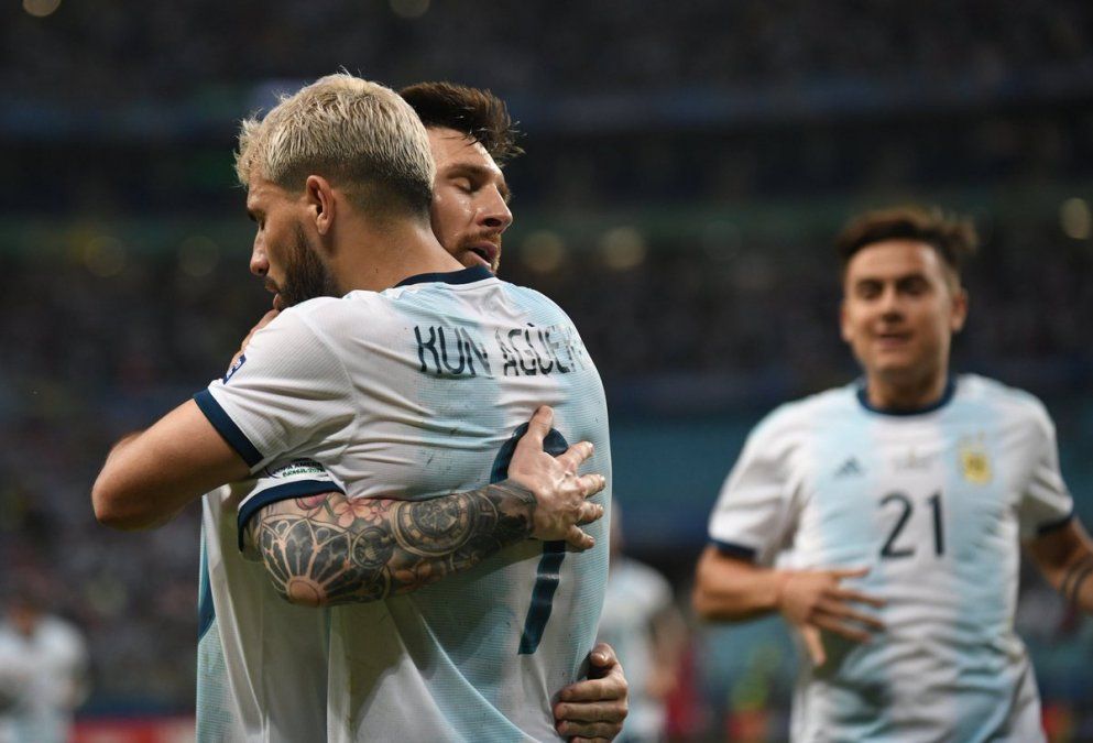 Con goles de Martínez y el Kun Agüero, Argentina derrotó a Qatar y se metió en cuartos de la Copa América