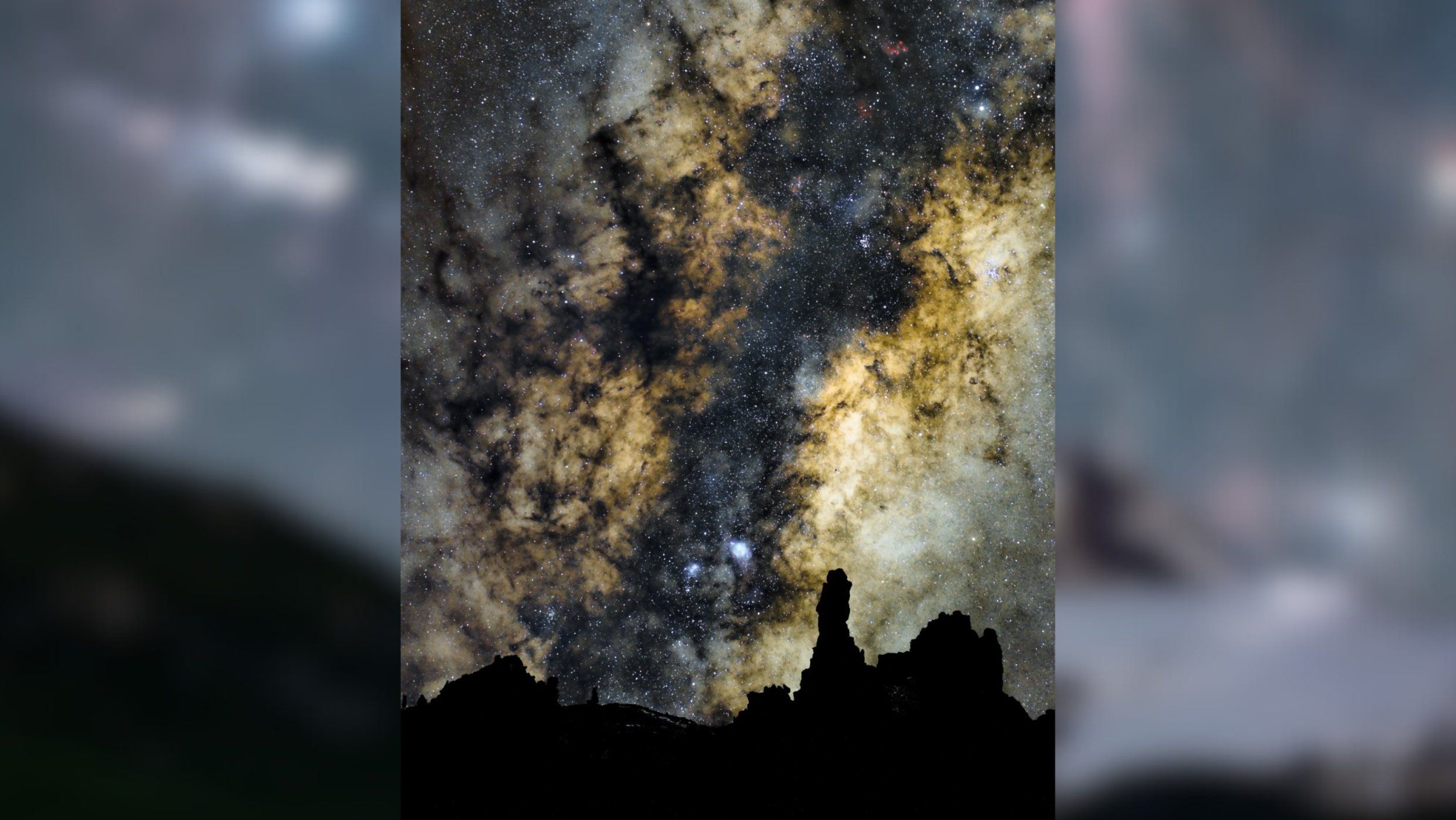 El Dedo de Dios, desde el río Limay. En el cielo se observa el centro de la Vía Láctea. El Dedo de Dios, desde el río Limay. En el cielo se observa el centro de la Vía Láctea.