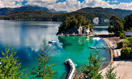 A orillas del Nahuel Huapi, esta aldea de montaña combina el místico Bosque de Arrayanes con el inicio de la ruta escénica más linda del continente. A orillas del Nahuel Huapi, esta aldea de montaña combina el místico Bosque de Arrayanes con el inicio de la ruta escénica más linda del continente.