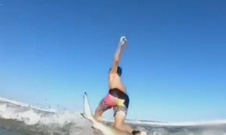 video: un tiburon impacta contra la tabla de surf de un nino video: un tiburon impacta contra la tabla de surf de un nino