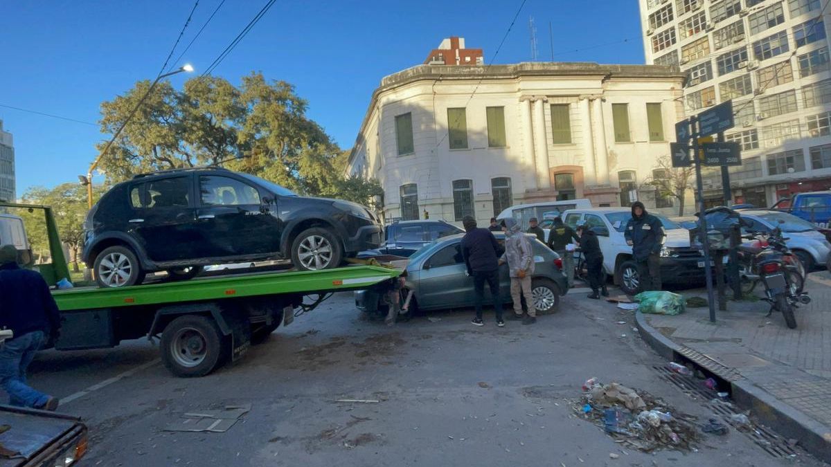El operativo de remoción de vehículos arranca en la Seccional 1ª de la ciudad de Santa Fe.