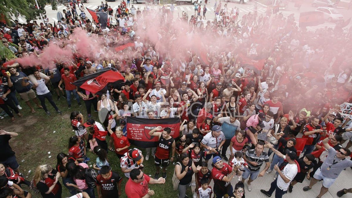 Las 37 mejores fotos de la multitudinaria despedida al plantel de Colón